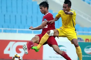 Nam Định (phải) tiếp tục dẫn đầu bảng với 17 điểm. Ảnh: Minh Hoàng