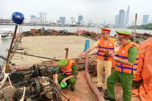 Lực lượng công an đang tiến hành kiểm kê số lượng cát hút trộm trên tàu