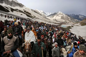 Khách hành hương hướng về nơi thờ kính thần Shiva, ở hang động Amarnath. Nguồn: BOSTON