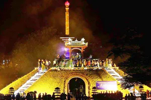 Đông đảo cựu chiến binh thắp hương hoa tri ân các anh hùng liệt sĩ tại đài tưởng niệm Thành cổ Quảng Trị