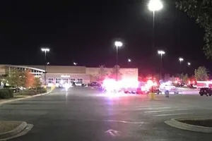 Bên ngoài siêu thị Walmart, nơi phát hiện chiếc xe container. Ảnh: KENS5.