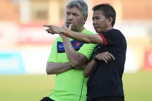 Bộ đôi HLV Hoàng Anh Tuấn (phải) và Giám đốc kỹ thuật Juergen Gede rất cần cho đội tuyển.