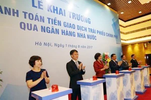 Các đại biểu thực hiện nghi thức khai trương. Ảnh: TTXVN