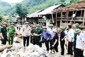 Đoàn công tác của Trung ương có mặt tại tâm lũ Mường La (Sơn La) để chỉ đạo khắc phục hậu quả