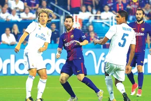 Messi xử lý bóng trước các cầu thủ Real.