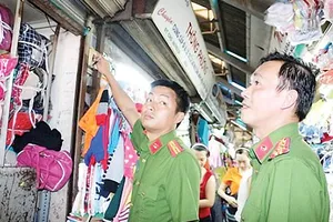 Kiểm tra 21 kho hàng ở quận 4: Lỗ hổng lớn về an toàn phòng chống cháy, nổ