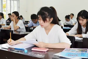 Thí sinh thi THPT quốc gia năm 2017 tại điểm thi Trường THPT Long Xuyên (An Giang)