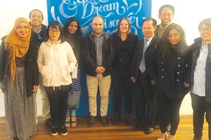 Hai nhà đồng sáng lập Refugee Talent với các phóng viên châu Á