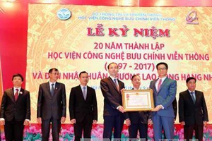 Phó Thủ tướng Vũ Đức Đam trao tặng Huân chương Lao động hạng Nhất của Chủ tịch nước cho Học viện Công nghệ Bưu chính Viễn thông. Ảnh: TTXVN