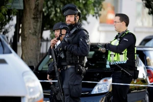 Cảnh sát vũ trang phong tỏa ga tàu điện ngầm Parsons Green ở London, Anh, ngày 15-9-2017. Ảnh: REUTERS 