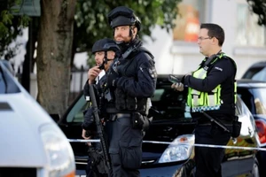 Cảnh sát vũ trang phong tỏa ga tàu điện ngầm Parsons Green ở London, Anh, ngày 15-9-2017. Ảnh: REUTERS