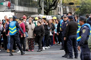 Người dân hoảng sợ chạy ra đường ở Mexico City, Mexico, ngày 23-9-2017. Ảnh: REUTERS