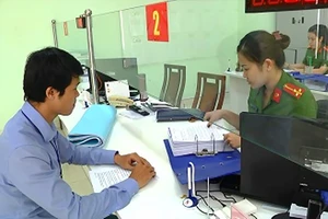 Chủ doanh nghiệp nộp hồ sơ thẩm duyệt PCCC theo cơ chế một cửa tại Cảnh sát PCCC TPHCM