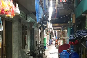 Trong các con hẻm sâu, thiếu ánh sáng ở khu Mả Lạng, có những căn nhà rất nhỏ, lụp xụp 