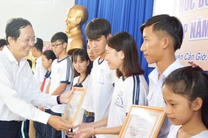 Đại diện Sở GD-ĐT trao học bổng cho học sinh Cần Giờ