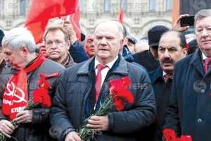 Chủ tịch Đảng Cộng sản liên bang Nga ông Gennady Zyuganov (giữa) đến quảng trường Đỏ