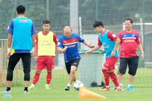 HLV Park Hang-seo trong một lần thị phạm trên sân tập. Ảnh: MINH HOÀNG