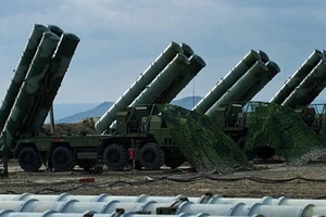 Hệ thống tên lửa phòng không S-400. Ảnh: SPUTNIK 