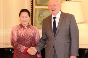 Toàn quyền Australia Peter Cosgrove đón Chủ tịch Quốc hội Nguyễn Thị Kim Ngân tại Dinh Toàn quyền ở thủ đô Canberra. Ảnh: TTXVN