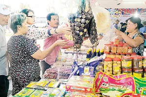 Khách tham quan mua đặc sản tỉnh Bến Tre. Ảnh: CAO THĂNG
