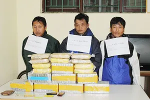 Ba đối tượng cùng tang vật. Ảnh: CAND