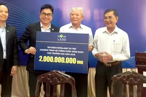 Đại diện Tập đoàn Novaland trao bảng tài trợ 2 tỷ đồng cho Hội Bảo trợ bệnh nhân nghèo TPHCM