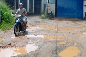 Đường trong khu dân cư lầy lội dù tiền đã được đóng góp từ hơn 20 năm qua 