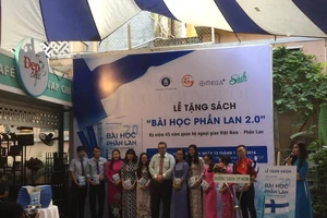 Ông Kari Kahiluoto trao tặng sách cho đại diện giáo viên tiêu biểu TPHCM năm 2017