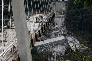 Hiện trường vụ sập cầu ở Colombia. Ảnh: REUTERS