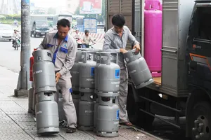 Đưa bình gas vào một cửa hàng trên đường Điện Biên Phủ, quận 1 Ảnh: CAO THĂNG