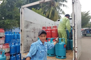 Từ ngày 1-2-2018, giá gas dự kiến giảm khoảng 20.000 đồng/ bình. Ảnh: ĐÀO THỤY