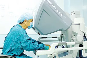 Sau hơn 1 năm triển khai hiệu quả phẫu thuật nội soi bằng Robot, Bệnh viện Bình Dân đã phẫu thuật thành công 284 trường hợp, đa số là những bệnh lý phức tạp Ảnh: DŨNG PHƯƠNG 
