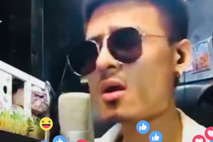 Hoa Vinh đang là cái tên nổi tiếng trên mạng xã hội sau một đêm khi vừa livestream vừa hát. Nguồn: Internet