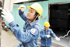 Sửa chữa, thay mới miễn phí hệ thống điện gia đình cho các hộ thuộc diện khó khăn