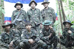 Sam Serey (hàng sau, ở giữa) là thủ lĩnh nhóm KNLF