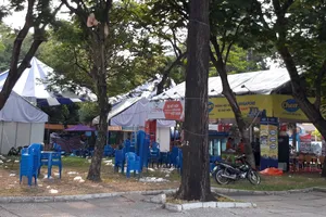 Một góc Công viên 23-9 đầy rác khi chương trình Giao lưu văn hóa - thương mại các nước ASEAN 2018 được tổ chức tại đây hồi giữa tháng 4-2018