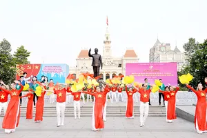 Biểu diễn văn nghệ trong lễ phát động phong trào thi đua năm 2018 của TPHCM Ảnh: VIỆT DŨNG