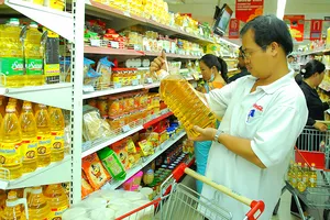 Sử dụng chai nhựa không tốt cho môi trường Ảnh: THÀNH TRÍ