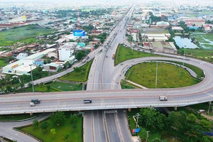 Lưu thông tại quốc lộ 1 giao với đường dẫn vào cao tốc TPHCM - Trung Lương. Ảnh: CAO THĂNG