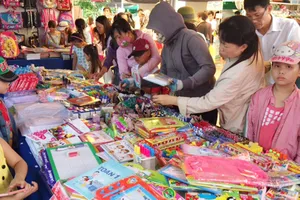 Phụ huynh và học sinh chọn mua các loại học cụ tại ngày hội hàng bình ổn phục vụ mùa khai trường do quận Gò Vấp tổ chức Ảnh: UYỂN CHI