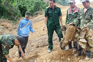 Ông Võ Văn Lâm cùng cán bộ, chiến sĩ Thị đội Hương Thủy tìm hài cốt liệt sĩ