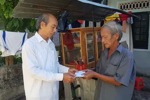 Trao tiền giúp gia đình ông Chinh có vợ bệnh nặng, cháu nội khuyết tật