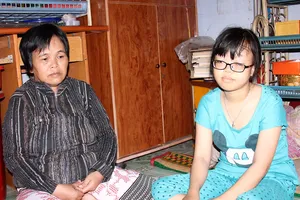 Chi và mẹ trong phòng trọ