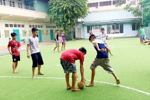 Các em luyện tập đá bóng vào ngày nghỉ cuối tuần ở Trung tâm Giáo dục dạy nghề thiếu niên TPHCM