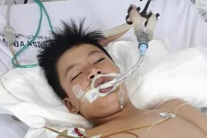 Cậu bé nghèo bị viêm tủy cắt ngang