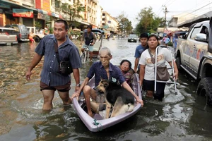 Đường phố Bangkok chìm trong nước lũ 