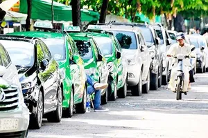 Ô tô đậu trước Công viên Lê Văn Tám