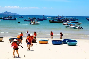 Du khách đến làng biển Nhơn Lý tăng trong những năm gần dây, thúc đẩy các loại hình hậu cần du lịch phát triển