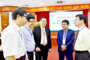 Các chuyên gia, nhà khoa học trong và ngoài nước trao đổi bên lề hội thảo
