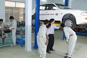 Sinh viên Trường CĐ Kỹ thuật Cao Thắng trong giờ thực hành 